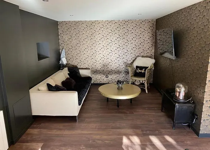 Ferme De Chenezeau - 15 Personnes , 7 펜션 *